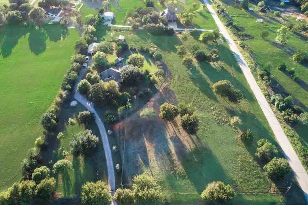 Beautiful Farmhouse W/ Pool On 6 Acres Ranch Aubrey Exterior foto